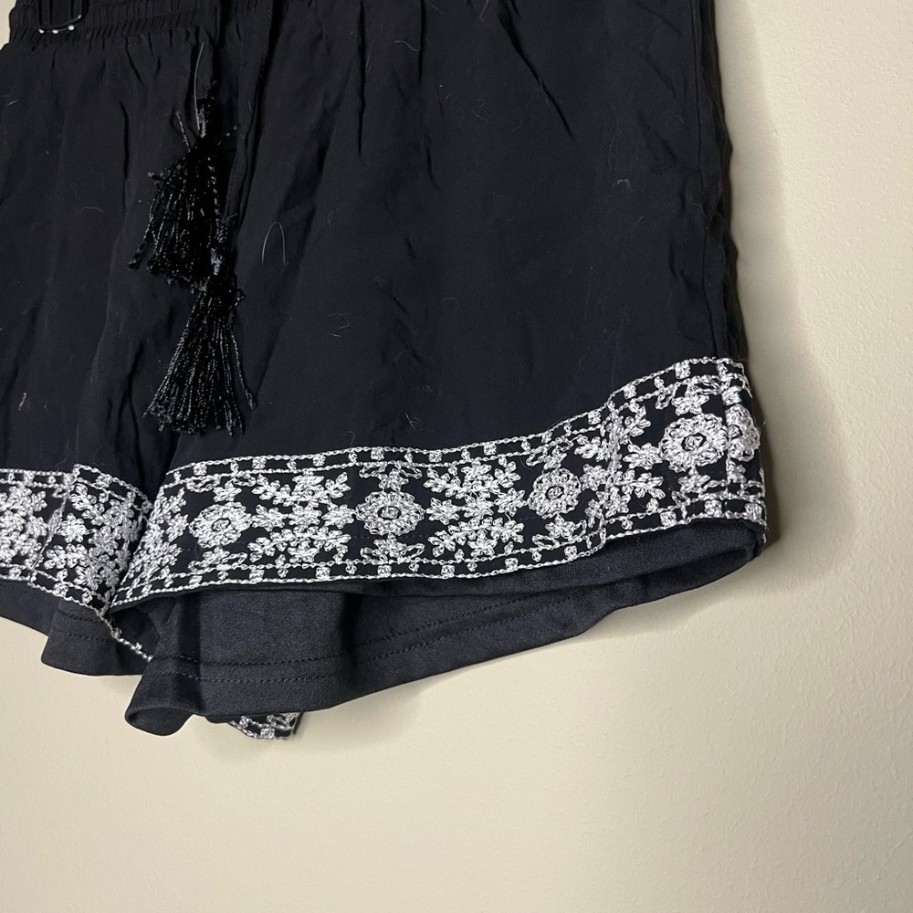 Embroidered Shorts - Picture 3 of 6